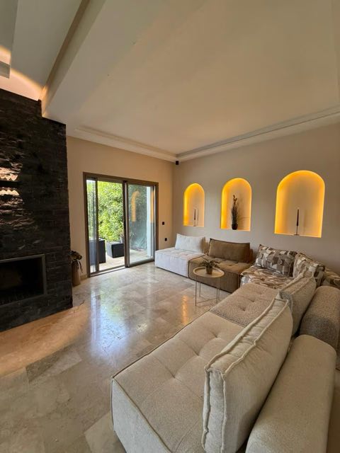 Salon baigné de lumière naturelle à Villa Silya, villa avec piscine à Sidi Rahal