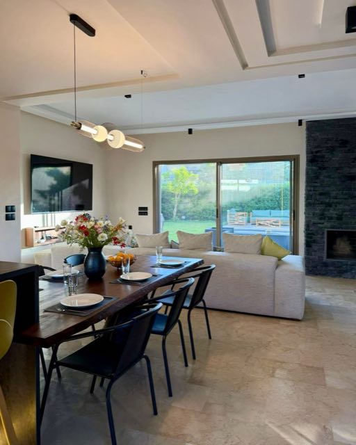 Salle à manger entre salon et jardin à Villa Silya, villa avec piscine à Sidi Rahal