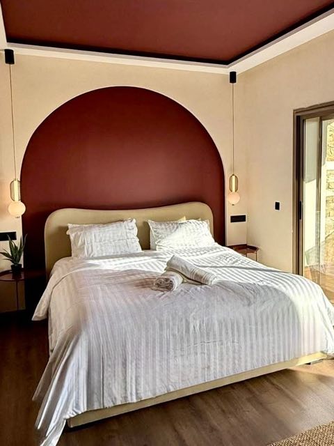 Suite parentale aux tons chaleureux à Villa Silya, villa avec piscine à Sidi Rahal