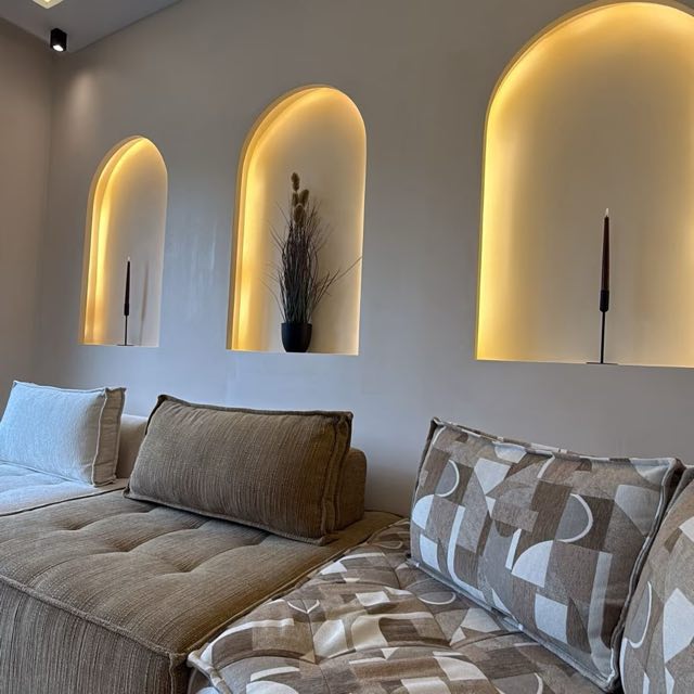 Coin salon aux niches éclairées à Villa Silya, villa avec piscine à Sidi Rahal