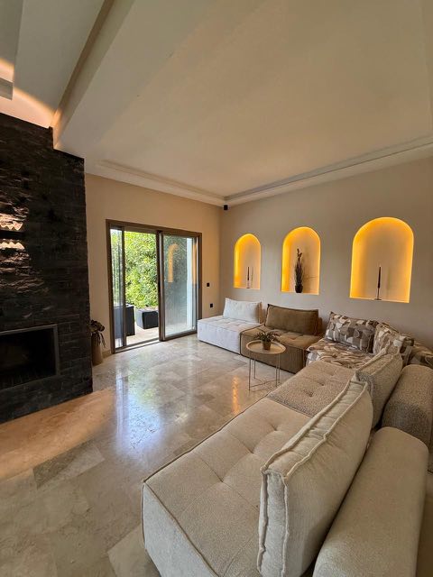Salon familial près de la cheminée à Villa Silya, villa avec piscine à Sidi Rahal