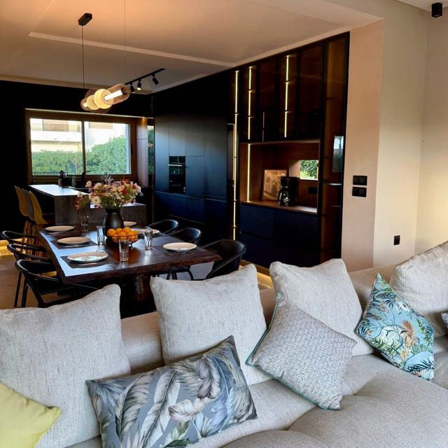 Table dressée au cœur de la villa à Villa Silya, villa avec piscine à Sidi Rahal