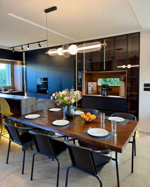 Cuisine équipée et grande table à Villa Silya, villa avec piscine à Sidi Rahal