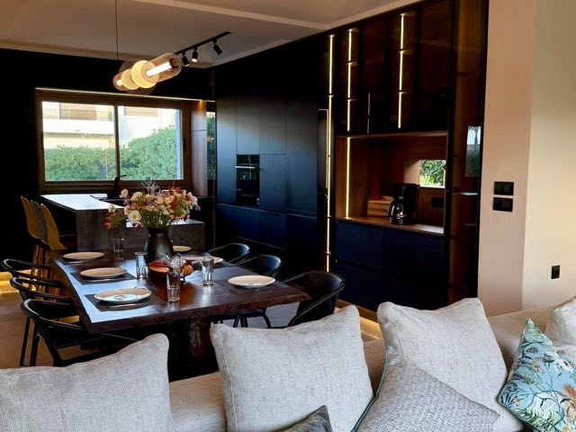 Salle à manger ouverte sur la cuisine à Villa Silya, villa avec piscine à Sidi Rahal