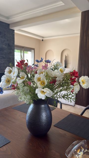 Bouquet frais dans les espaces de vie à Villa Silya, villa avec piscine à Sidi Rahal