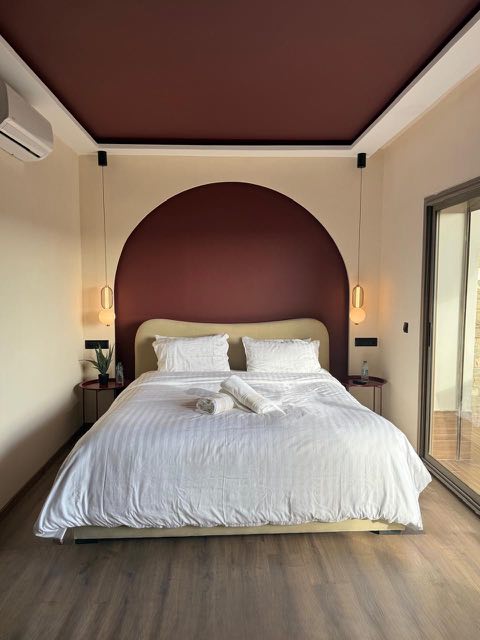 Suite principale et lumière du matin à Villa Silya, villa avec piscine à Sidi Rahal