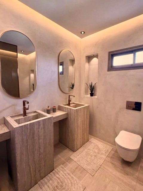 Salle de bain à double vasque à Villa Silya, villa avec piscine à Sidi Rahal