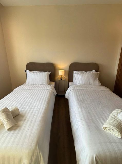 Chambre twin préparée pour deux à Villa Silya, villa avec piscine à Sidi Rahal