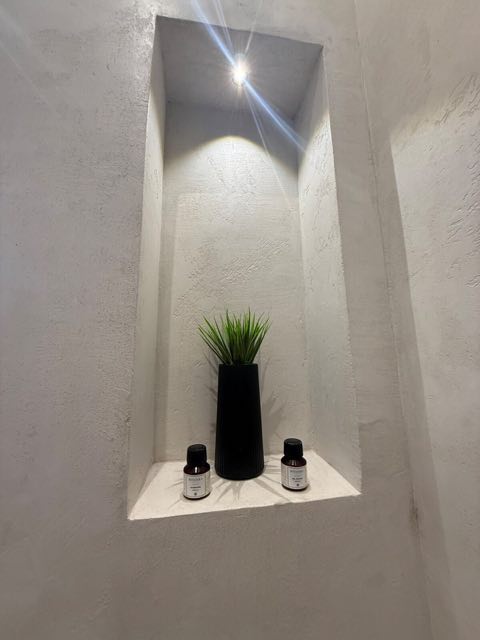 Niche éclairée de la salle de bain à Villa Silya, villa avec piscine à Sidi Rahal