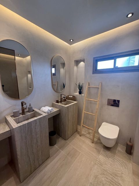 Salle de bain aux finitions minérales à Villa Silya, villa avec piscine à Sidi Rahal
