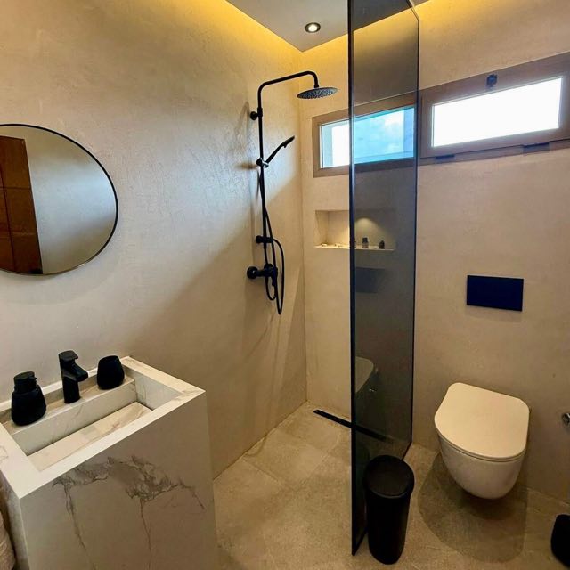 Douche à l'italienne et vasque à Villa Silya, villa avec piscine à Sidi Rahal