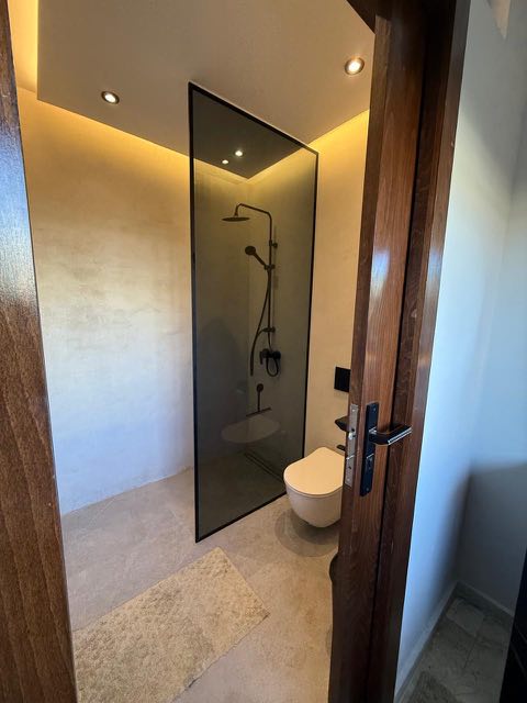 Salle d'eau avec douche vitrée à Villa Silya, villa avec piscine à Sidi Rahal