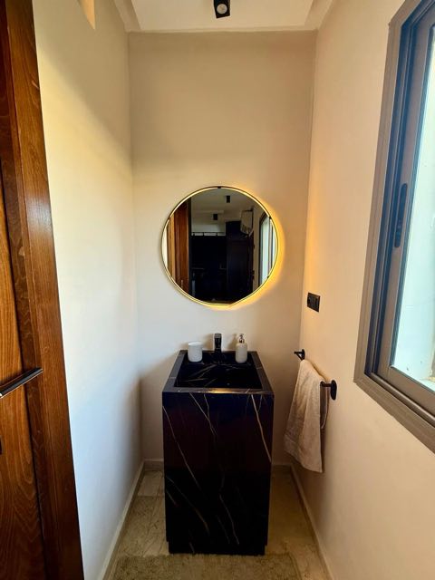 Cabinet de toilette contemporain à Villa Silya, villa avec piscine à Sidi Rahal