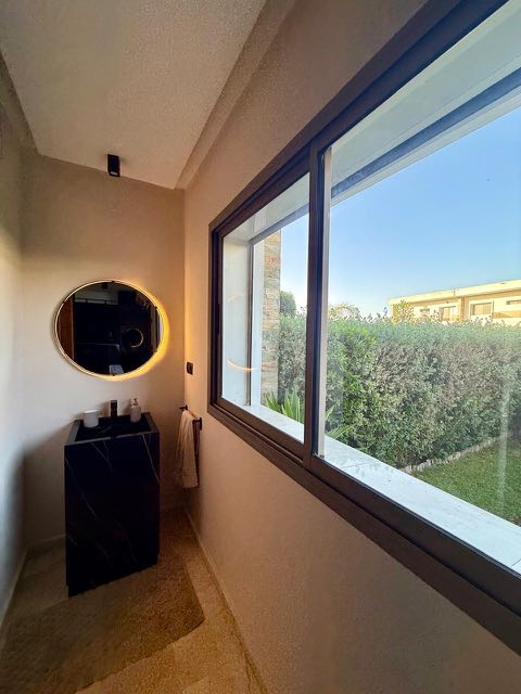 Espace toilette ouvert sur le jardin à Villa Silya, villa avec piscine à Sidi Rahal