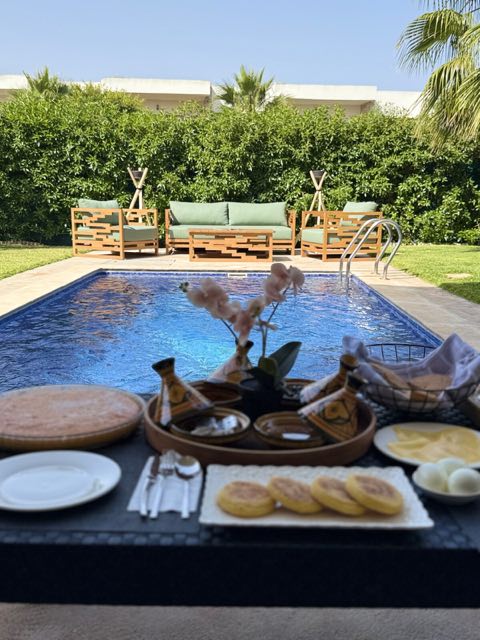 Petit-déjeuner au bord de la piscine à Villa Silya, villa avec piscine à Sidi Rahal