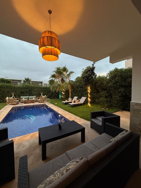 Terrasse couverte avec vue sur la piscine à Villa Silya, villa avec piscine à Sidi Rahal