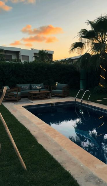 Piscine privée éclairée le soir à Villa Silya, villa avec piscine à Sidi Rahal