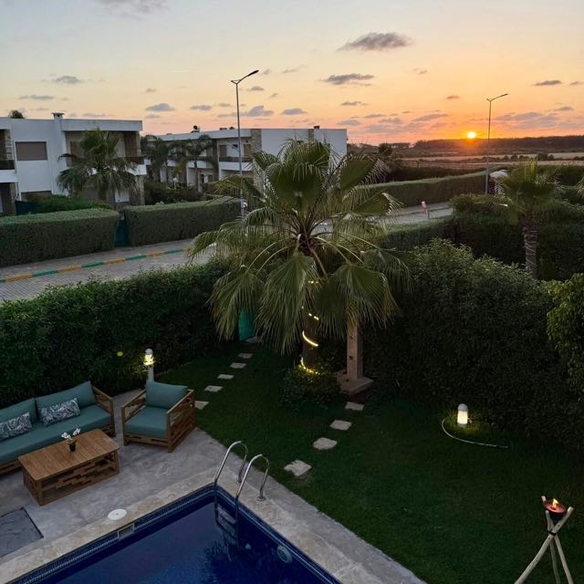 Jardin au coucher du soleil à Villa Silya, villa avec piscine à Sidi Rahal