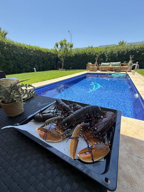 Barbecue près de la piscine à Villa Silya, villa avec piscine à Sidi Rahal