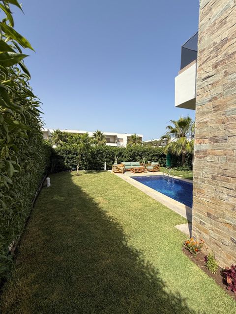 Allée extérieure entre villa et jardin à Villa Silya, villa avec piscine à Sidi Rahal