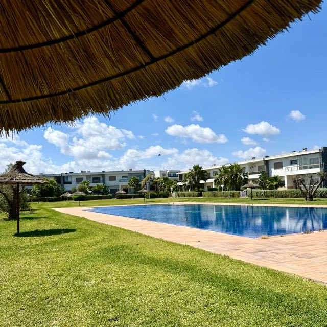 Grande piscine de la résidence à Villa Silya, villa avec piscine à Sidi Rahal