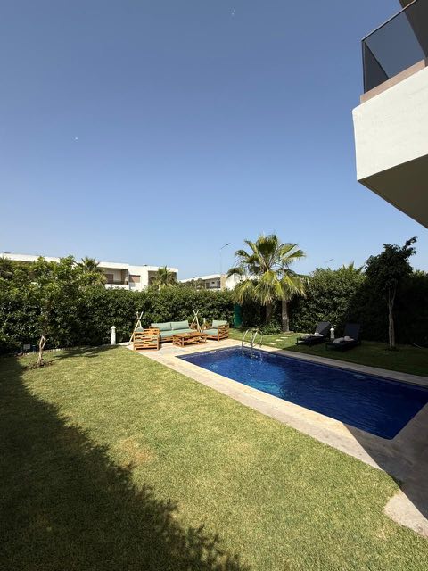 Vue panoramique sur piscine et jardin à Villa Silya, villa avec piscine à Sidi Rahal