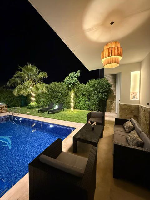 Terrasse couverte face à la piscine à Villa Silya, villa avec piscine à Sidi Rahal