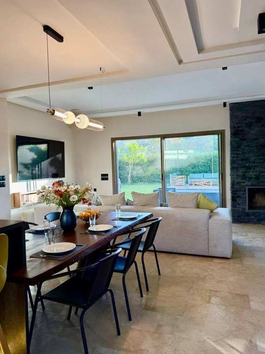 Séjour familial avec vue jardin à Villa Silya, villa avec piscine à Sidi Rahal