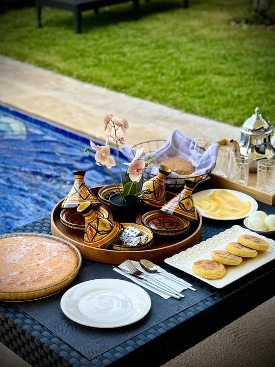 Pause thé près de la piscine à Villa Silya, villa avec piscine à Sidi Rahal