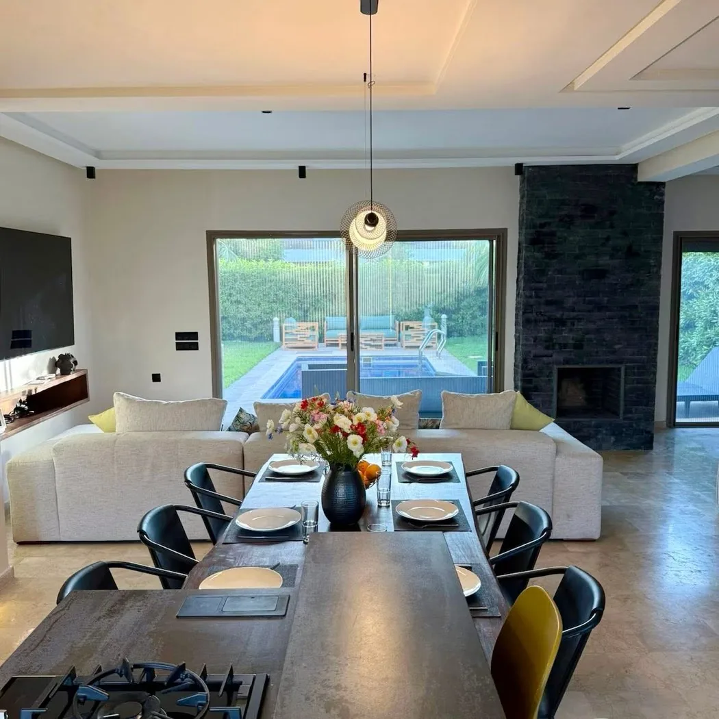 Salon lumineux de Villa Silya ouvert sur la piscine privée